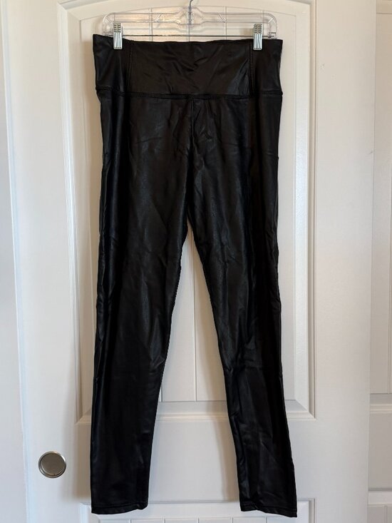 Pants - High-waisted faux leather leggings in black. Size L